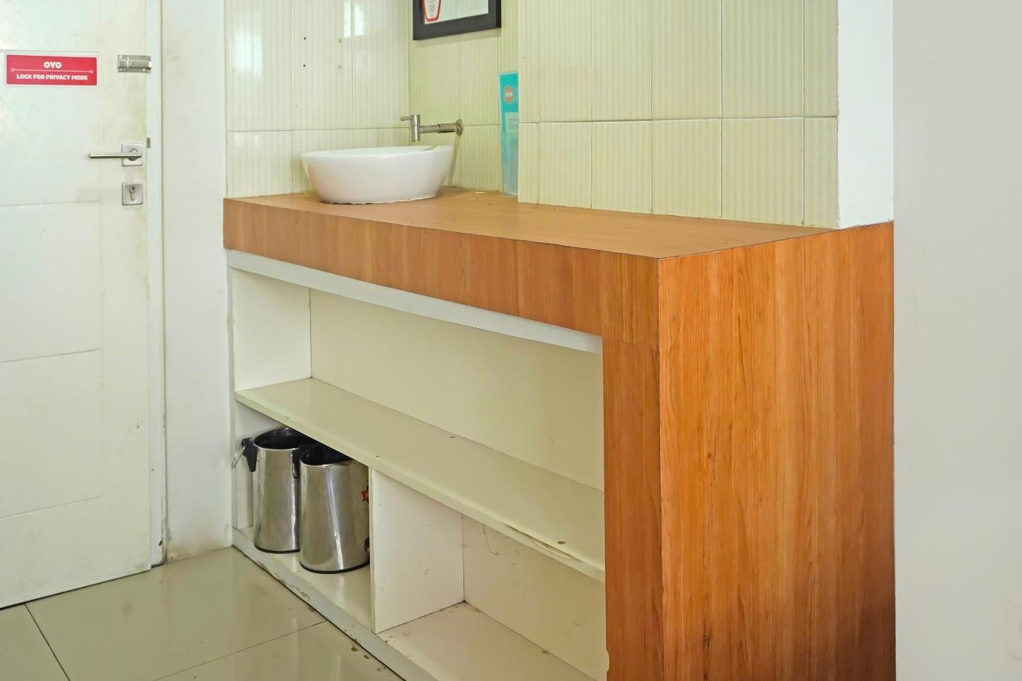Oyo 90391 Gkitroom Karawang Buitenkant foto