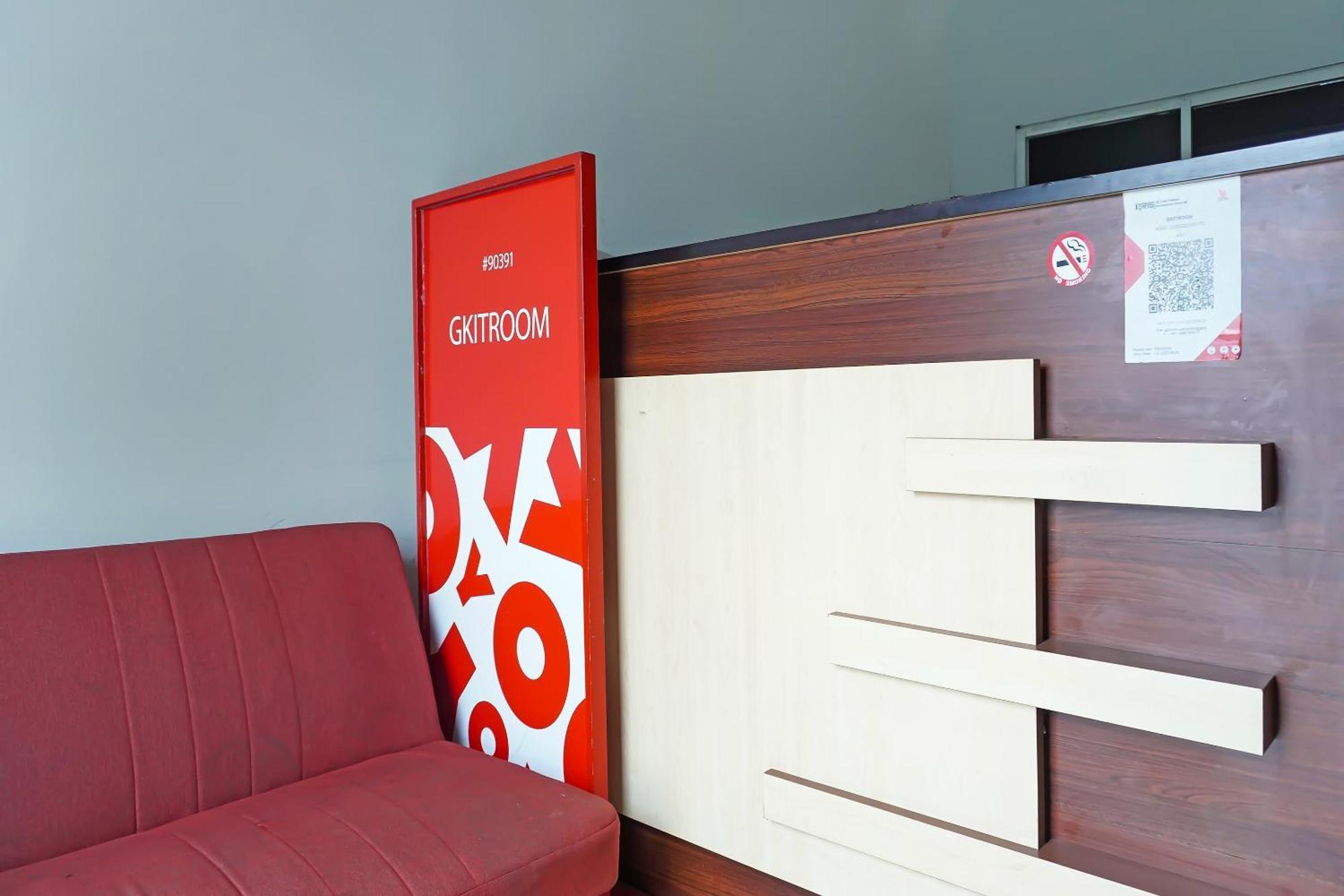 Oyo 90391 Gkitroom Karawang Buitenkant foto